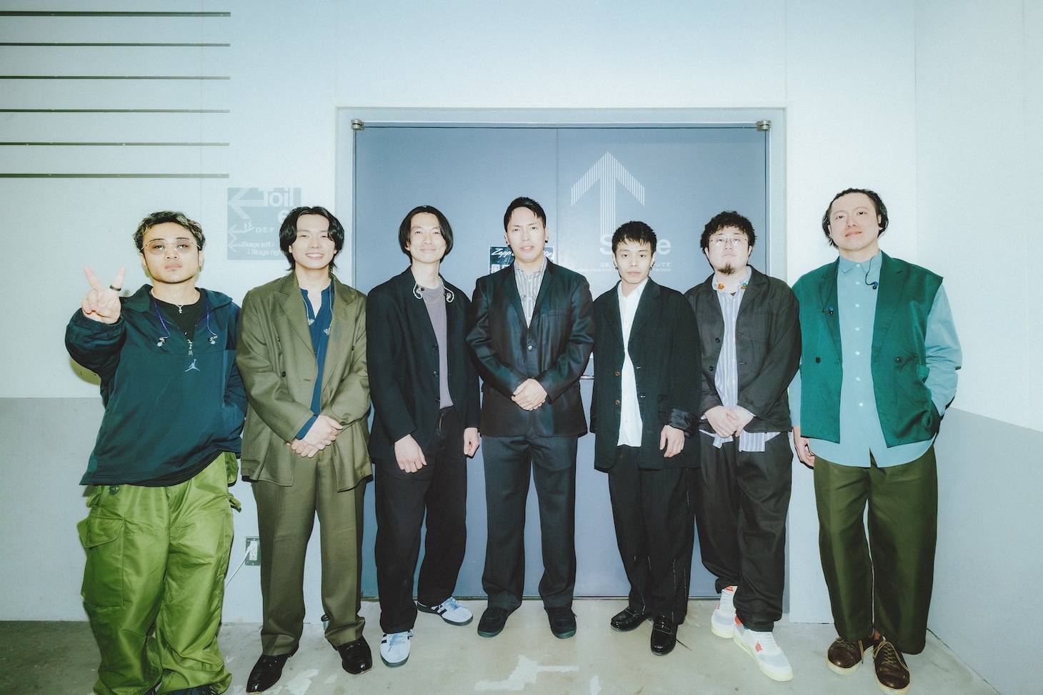 「Bialystocks 2+5 ツアー」出演者。左から越智俊介（B）、甫木元空（Vo / Bialystocks）、朝田拓馬（G）、菊池剛（Key / Bialystocks）、Taikimen（Per）、オオノリュータロー（Cho）、小山田和正（Dr）。（Photo by Daiki Miura）
