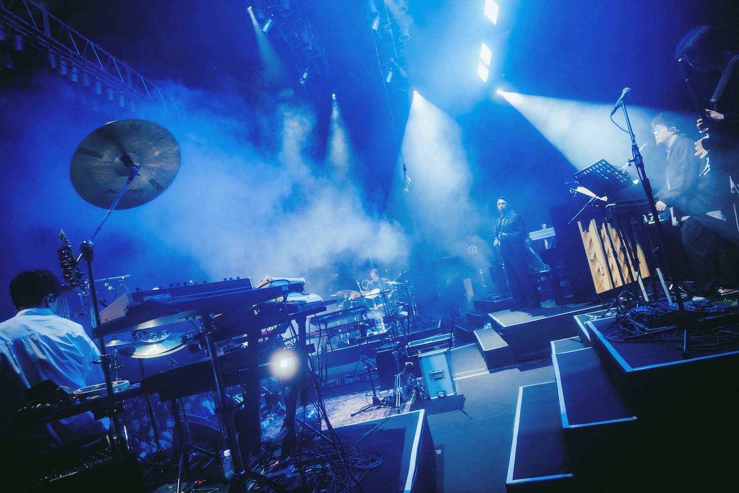 Bialystocksの長旅が「2+5ツアー」超満員のファイナルで完結、アンコール演奏中に届けた吉報