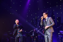 稲垣潤一×杉山清貴、レジェンド2人の歌声が“クロス”！「クリスマスキャロルの頃には」でハーモニーを披露