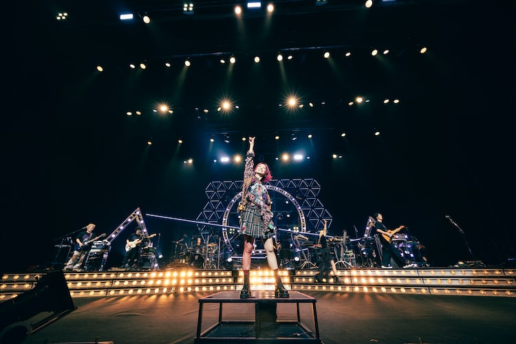 「LiVE is Smile Always～PATCH WALK～」東京国際フォーラム ホールA公演の様子。（撮影：平野タカシ）