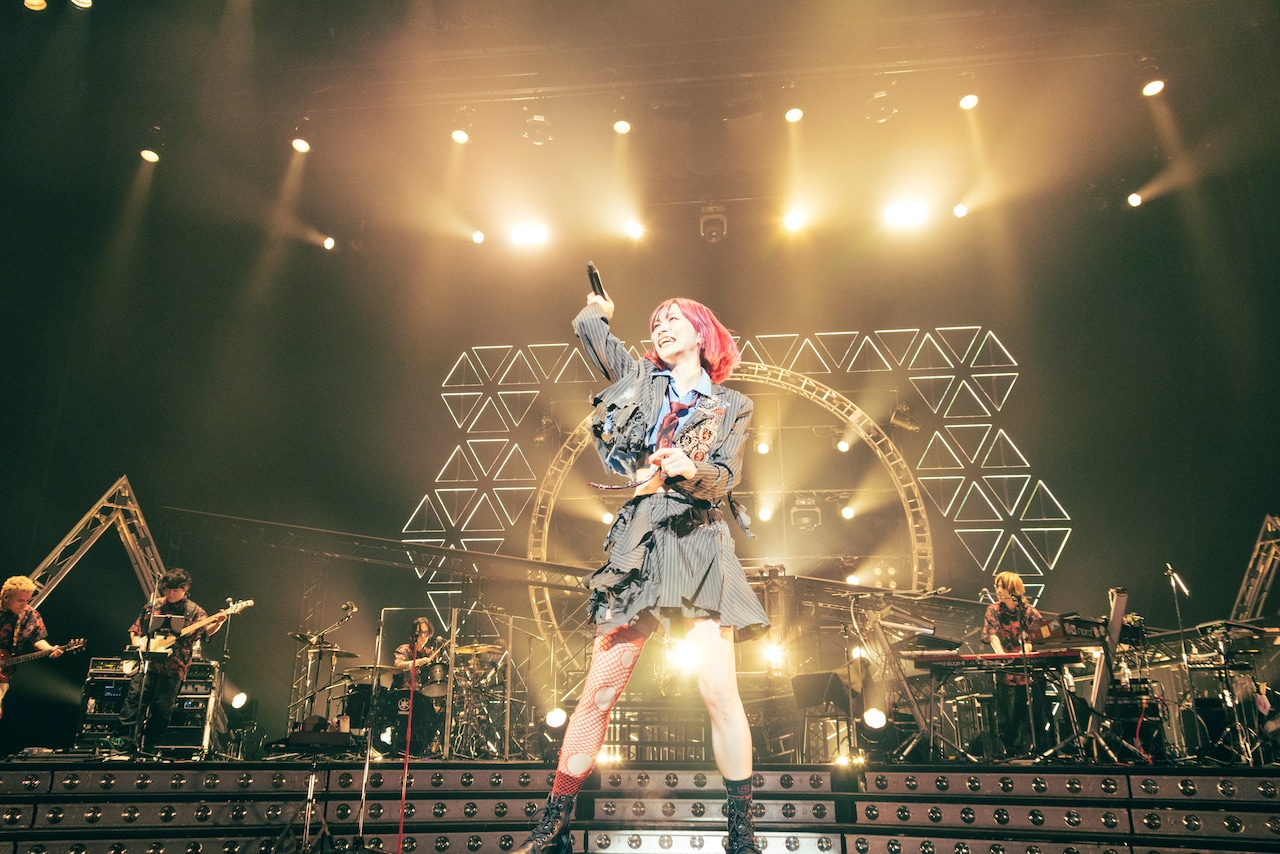 LiSAが“最高の1日”をつないだ「PATCH WALK」ツアー完結、デビュー15周年に向けて加速した東京公演