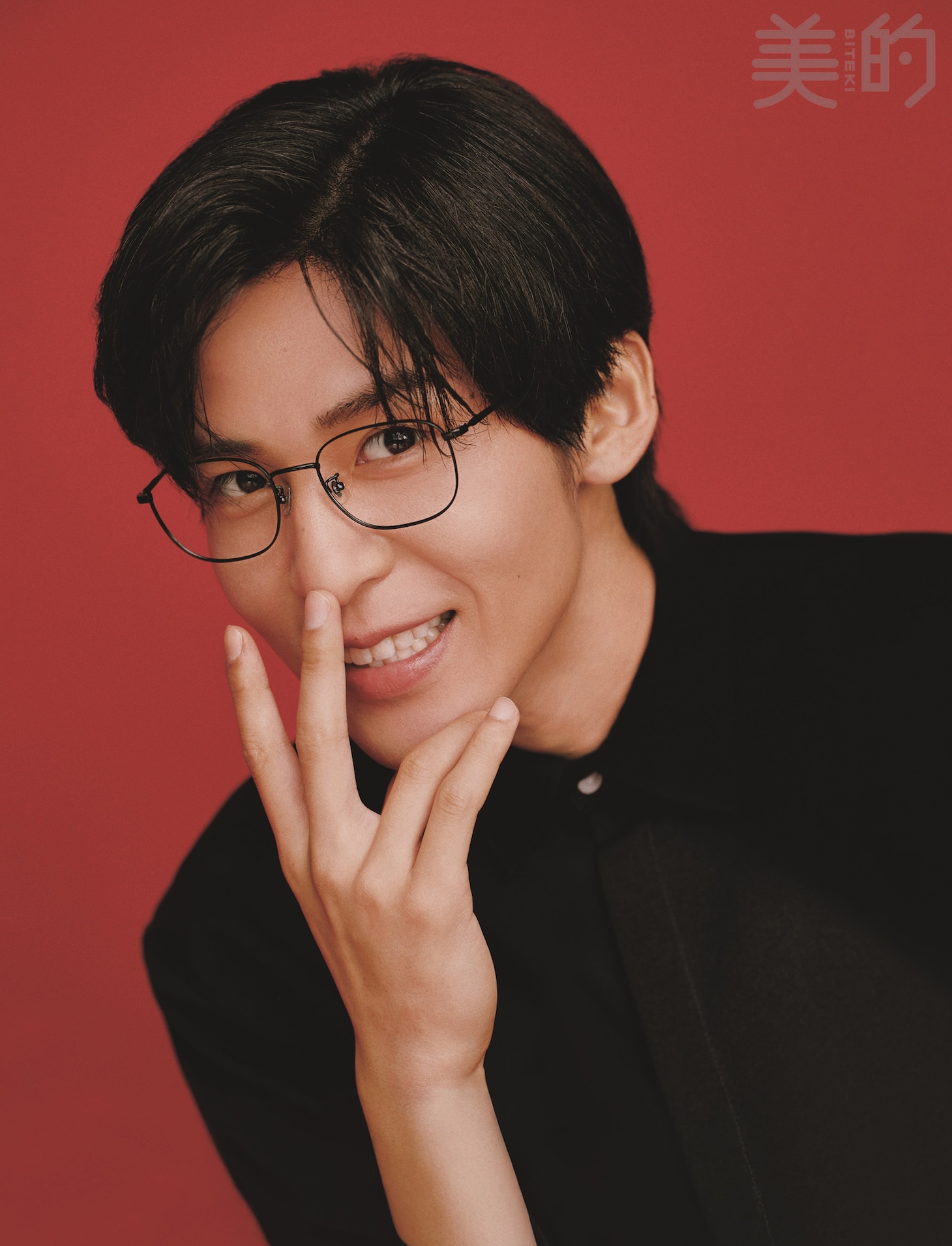 目黒蓮の冷静と情熱、赤と黒で表現