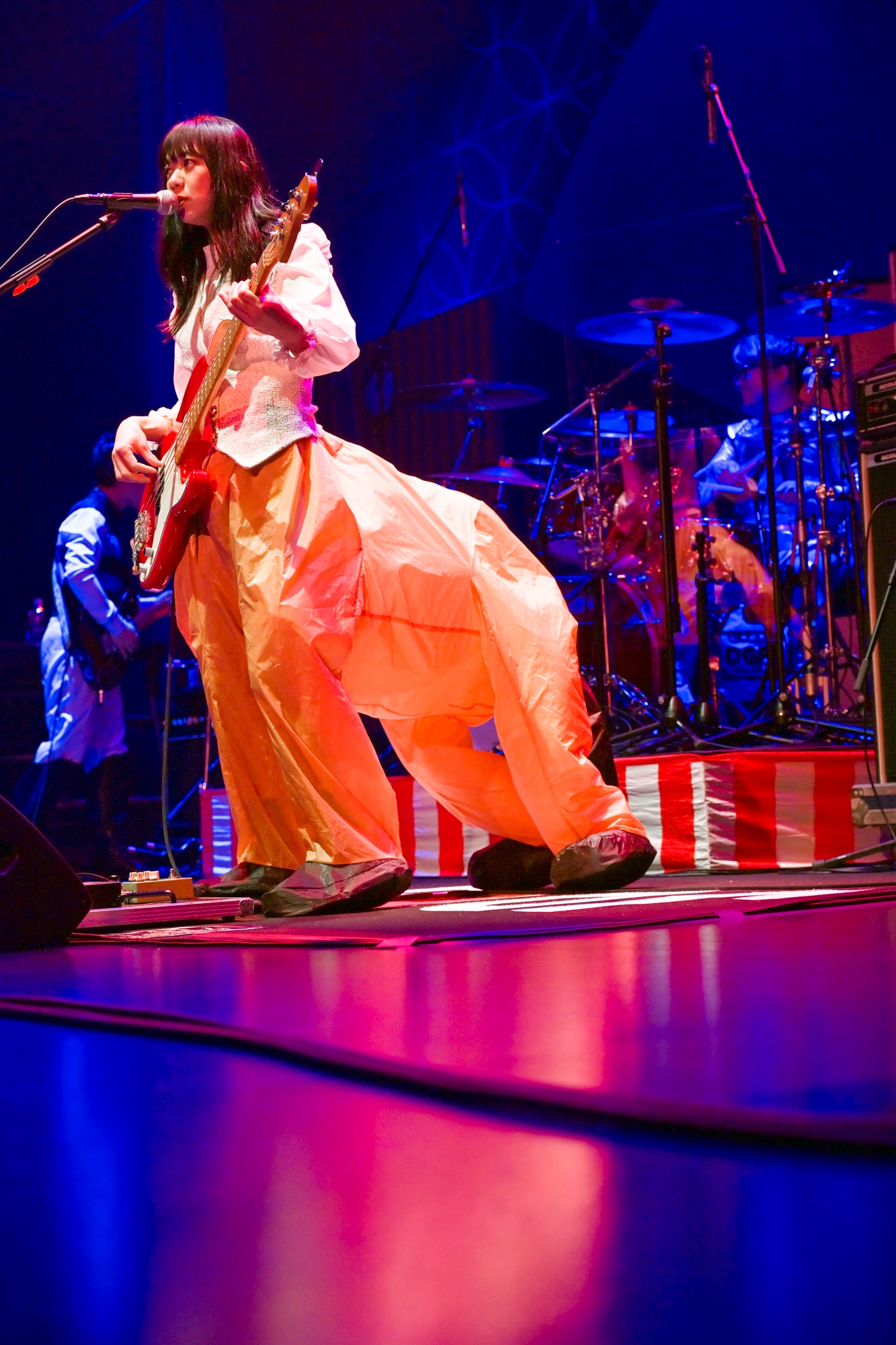 関根史織（B, Cho）（Photo by AZUSA TAKADA）