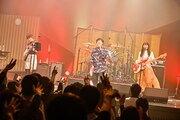 遠山大輔（グランジ）がボーカルを務めた「逆バタフライ・エフェクト」演奏の様子。（Photo by AZUSA TAKADA）