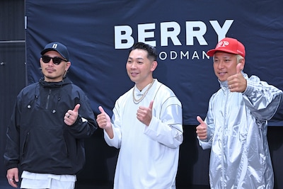 ベリーグッドマン囲み取材の様子。