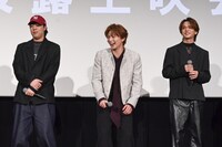 左から世界、佐藤大樹、中島颯太（FANTASTICS）。
