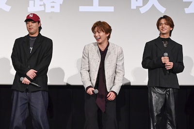 左から世界、佐藤大樹、中島颯太（FANTASTICS）。