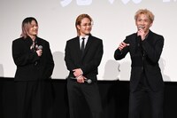 寿司店での出来事を再現する浦川翔平（右）と、それを見守る山本彰吾と岩谷翔吾。