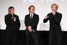 寿司店での出来事を再現する浦川翔平（右）と、それを見守る山本彰吾と岩谷翔吾。