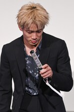 リアクションが大きすぎてペンライトを消してしまいあわてる浦川翔平（THE RAMPAGE）。