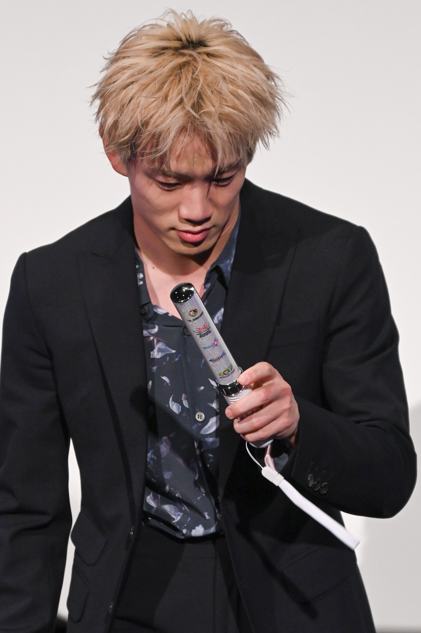 リアクションが大きすぎてペンライトを消してしまいあわてる浦川翔平（THE RAMPAGE）。