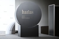 HARIAS（ハリアス）薬用クッションファンデーションの巨大オブジェ。