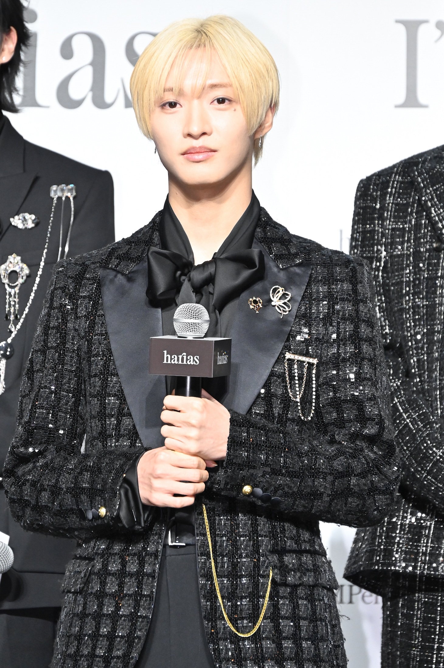 クールな表情の佐藤新。