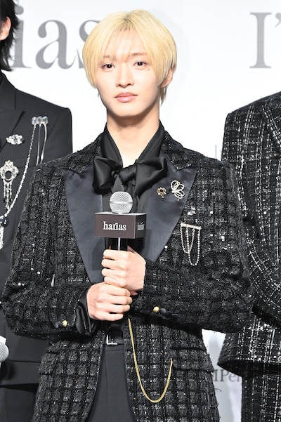 クールな表情の佐藤新。