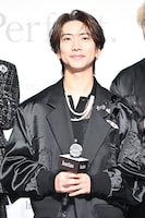 さわやかな笑顔の鈴木大河。