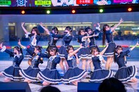 東京・池袋サンシャインシティ 噴水広場でパフォーマンスする可憐なアイボリー。