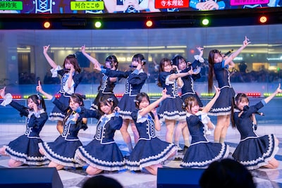 東京・池袋サンシャインシティ 噴水広場でパフォーマンスする可憐なアイボリー。