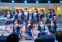 東京・池袋サンシャインシティ 噴水広場でパフォーマンスする可憐なアイボリー。