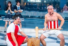 ネタを披露するクールポコ。の2人。