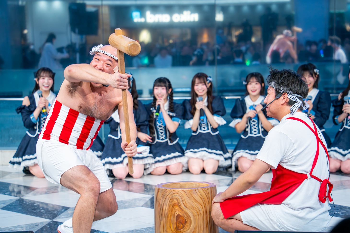 観客に背を向けてネタを披露するクールポコ。の2人。