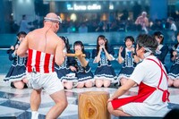 観客に背を向けてネタを披露するクールポコ。の2人。