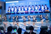 東京・池袋サンシャインシティ 噴水広場でパフォーマンスする可憐なアイボリー。