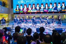 東京・池袋サンシャインシティ 噴水広場でパフォーマンスする可憐なアイボリー。