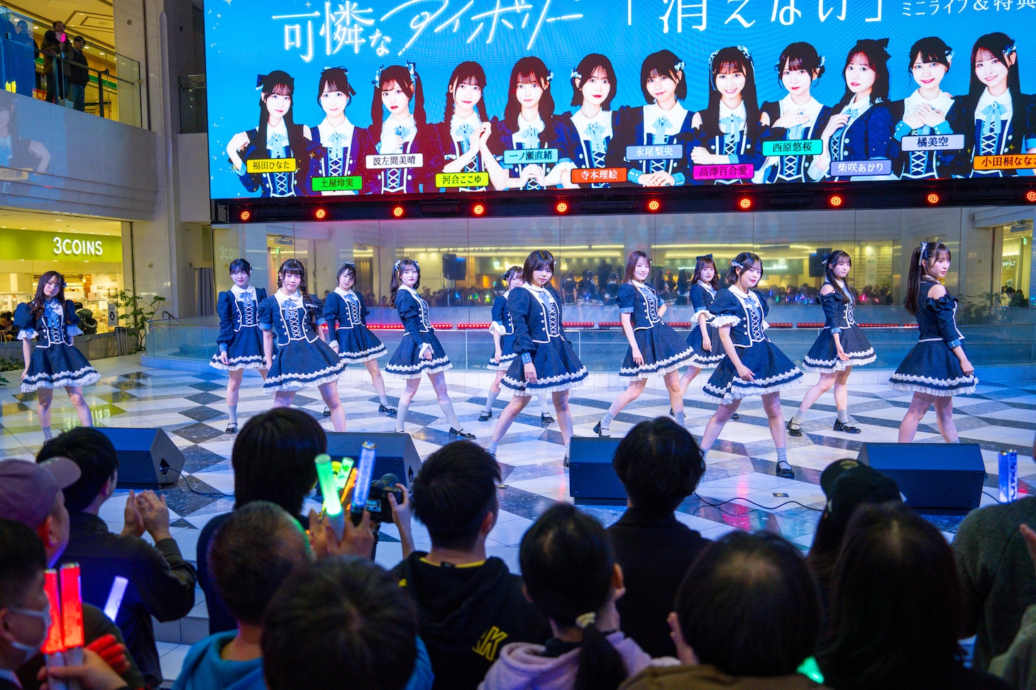 東京・池袋サンシャインシティ 噴水広場でパフォーマンスする可憐なアイボリー。