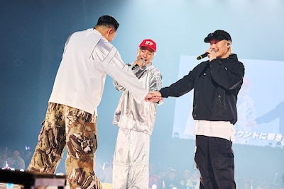 センターステージで手を重ねるベリーグッドマン。（Photo by Keiko Tanabe）