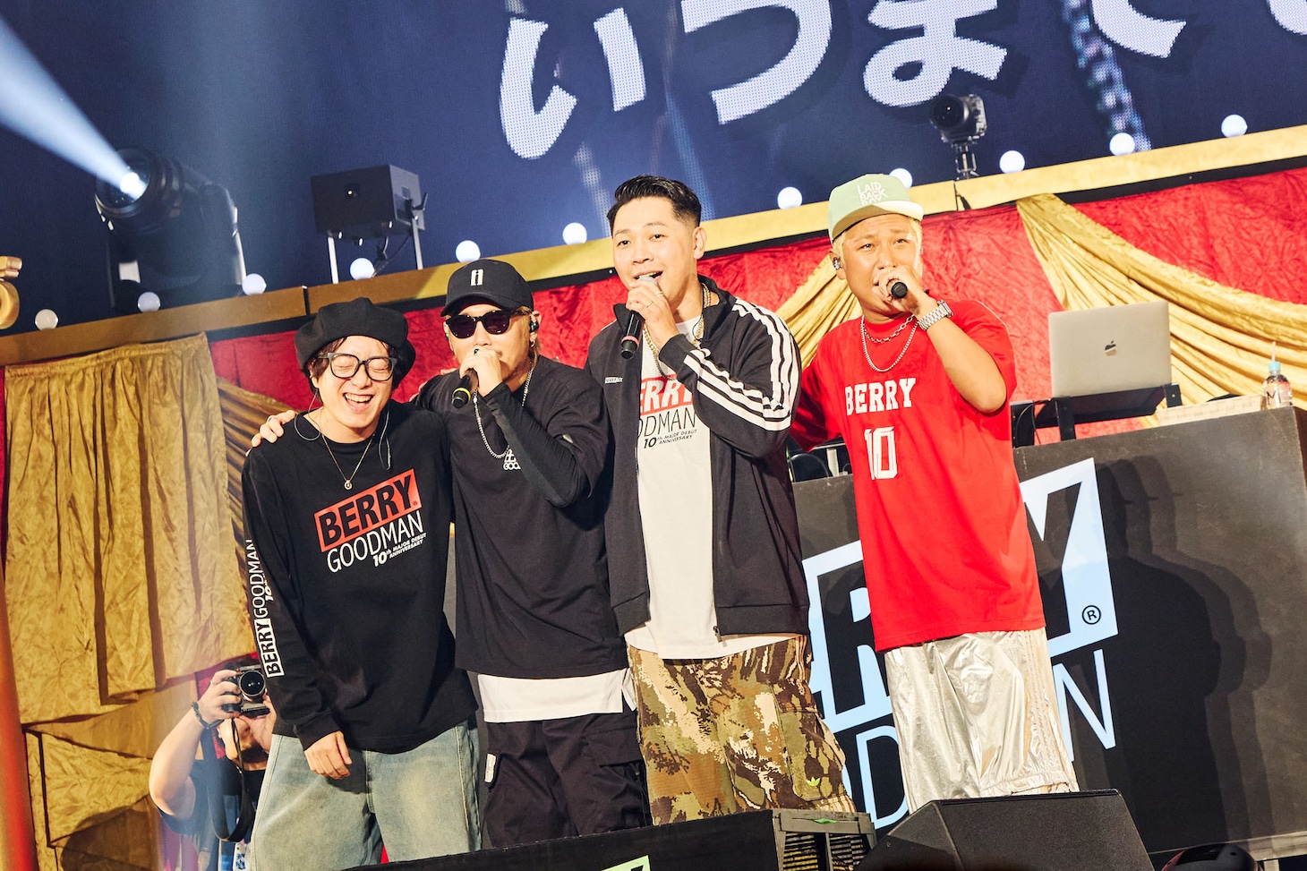 ベリーグッドマンとDJのMANA-B（左）。（Photo by Keiko Tanabe）