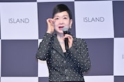 「ISLAND Natural Diamond Essence Stick」の魅力を熱弁する中島香里氏。
