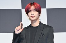 「ISLAND Natural Diamond Essence Stick」を手にクールにほほえむ高橋恭平（なにわ男子）。