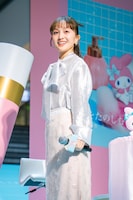 衣装を見せるために回転する百田夏菜子（ももいろクローバーZ）。