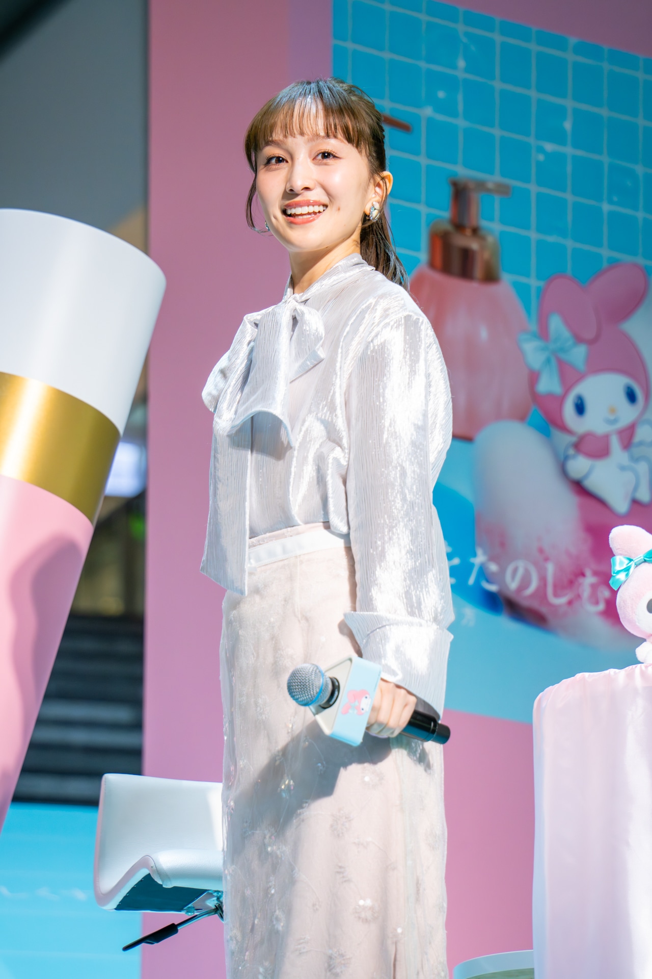 衣装を見せるために回転する百田夏菜子（ももいろクローバーZ）。