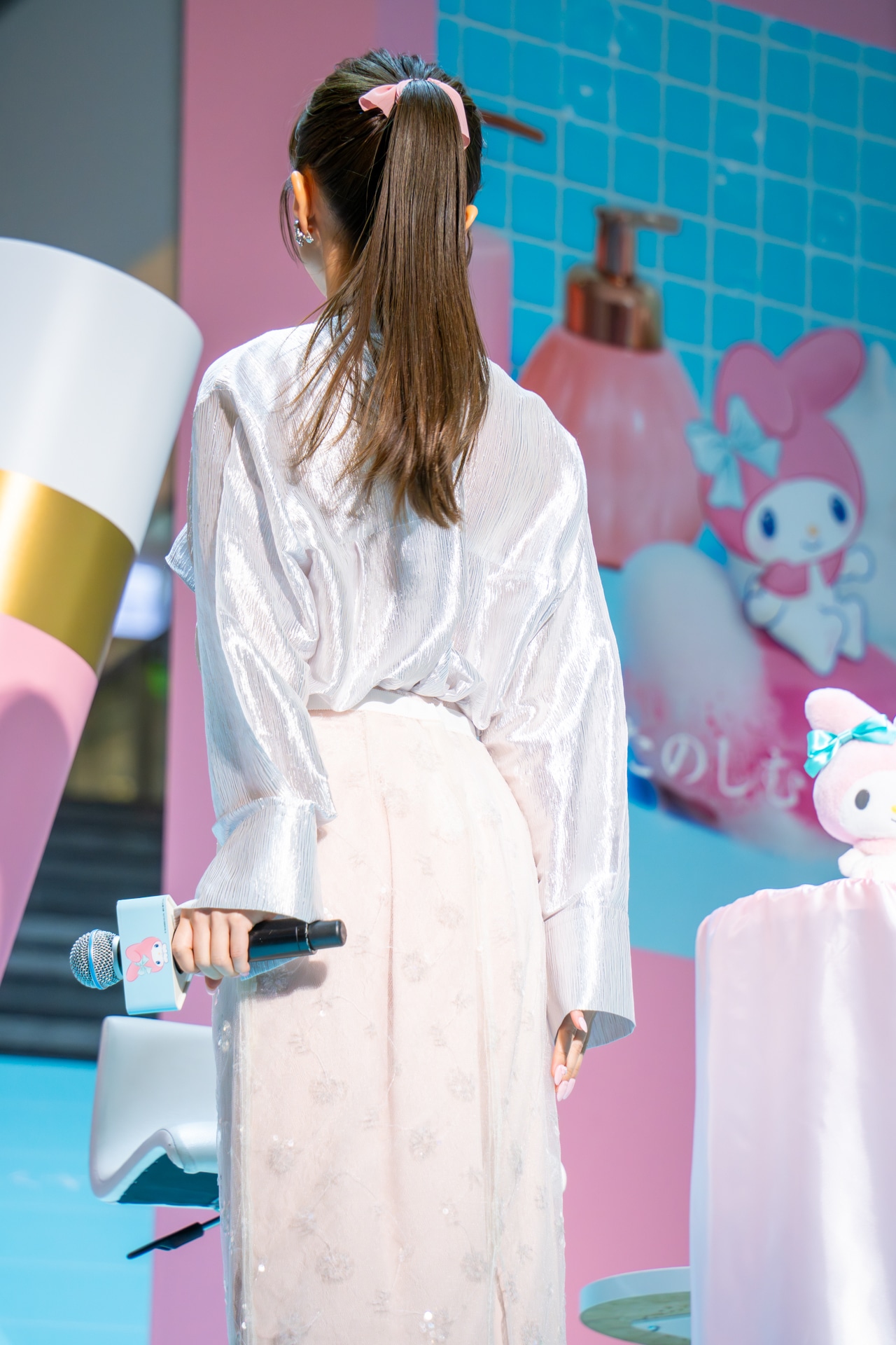 衣装を見せるために回転する百田夏菜子（ももいろクローバーZ）。