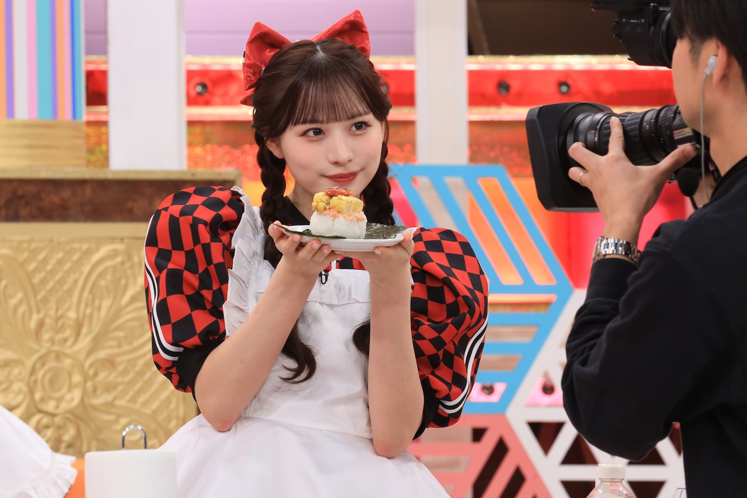 「CANDY TUNEのきゃんちゅーできる？」より、オリジナルおにぎりを作った立花琴未。©︎日本テレビ