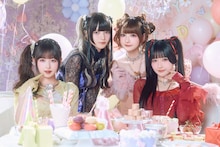 きゅるりんってしてみて「きゅるりんってしてみて 5th Anniversary Photobook カワイイ・リアリズム」より。©︎KADOKAWA／写真：藤城貴則