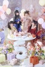 きゅるりんってしてみて「きゅるりんってしてみて 5th Anniversary Photobook カワイイ・リアリズム」より。©︎KADOKAWA／写真：藤城貴則