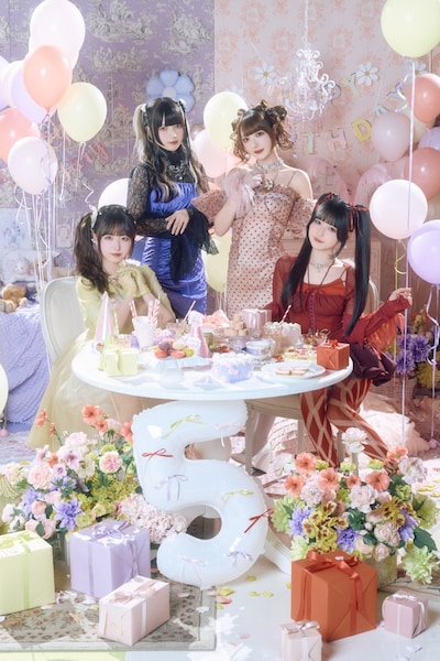 きゅるりんってしてみて「きゅるりんってしてみて 5th Anniversary Photobook カワイイ・リアリズム」より。©︎KADOKAWA／写真：藤城貴則