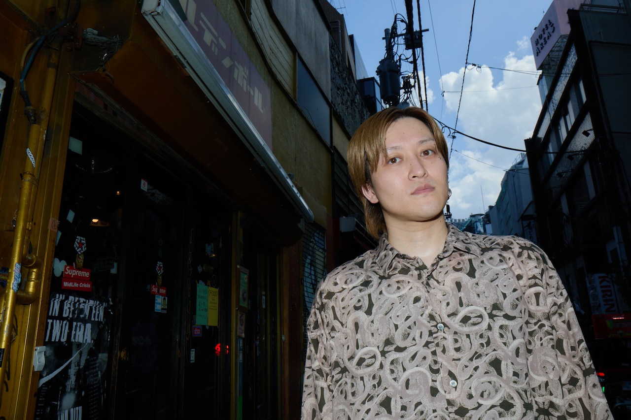 ギタリストUKが立ち上げた「GRAYZONE Guitars」、ブラック×ピンクのアコースティックギター発表