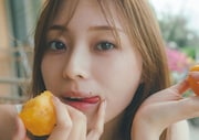 梅澤美波、すっぴん寝起きでかじる桃