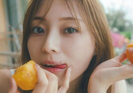 梅澤美波、すっぴん寝起きでかじる桃