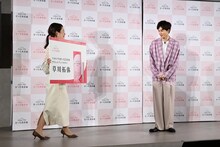 やって来た名刺の大きさに驚く草川拓弥（超特急）。