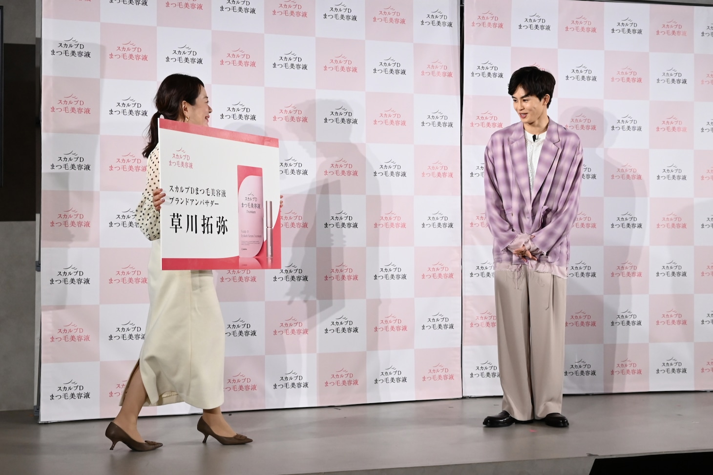 やって来た名刺の大きさに驚く草川拓弥（超特急）。