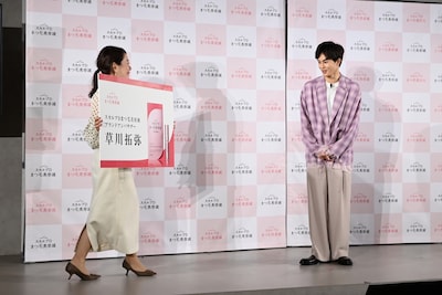 やって来た名刺の大きさに驚く草川拓弥（超特急）。