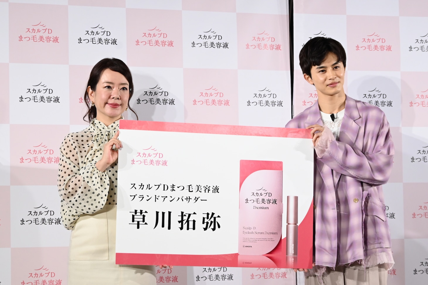 アンバサダーの名刺を授与された草川拓弥（超特急）。