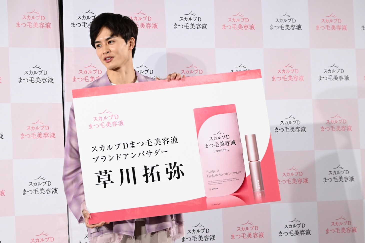 アンバサダーの名刺を授与された草川拓弥（超特急）。