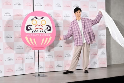 「こちらです、どん！」とだるまを紹介する草川拓弥（超特急）。