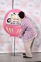 だるまに“まつ毛入れ”を行う草川拓弥（超特急）。