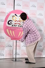 だるまに“まつ毛入れ”を行う草川拓弥（超特急）。